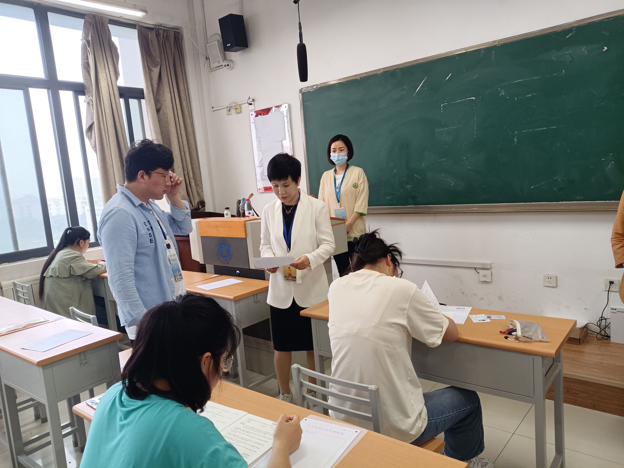 德信体育官网副经理芮红亚检查指导全国高校英语应用能力考试（AB级）工作